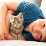 como preparar a tu gato para convivir con ninos
